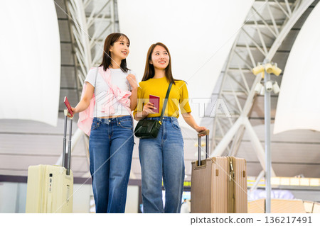 Two women traveling at the airport ■Photography cooperation: Kansai International Airport (KIX) Two women traveling at the airport ■Photography cooperation: Kansai International Airport (KIX) 136217491