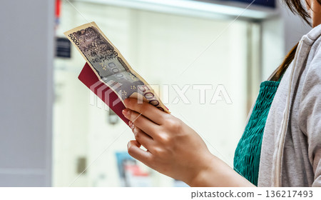 請出示您的日圓鈔票和護照。圖片由關西國際機場(KIX)提供。 請出示您的日圓鈔票和護照。圖片由關西國際機場(KIX)提供。 136217493