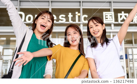 Friends leaving for a domestic trip ■Photography cooperation: Kansai International Airport (KIX) 136217498