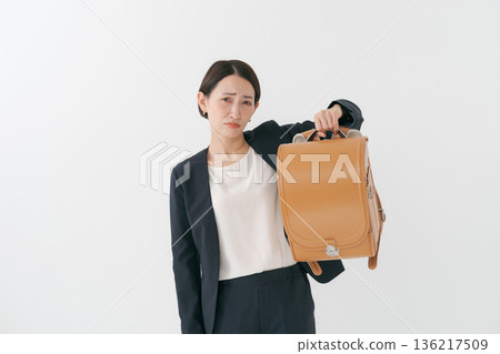 背著書包的母親 背著書包的母親 136217509