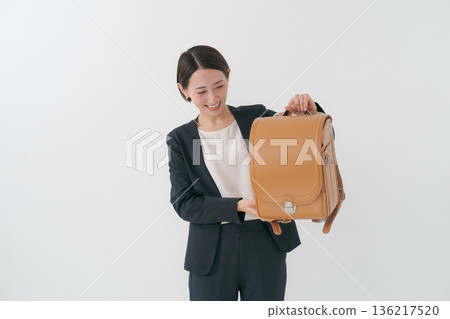 背著書包的母親 136217520