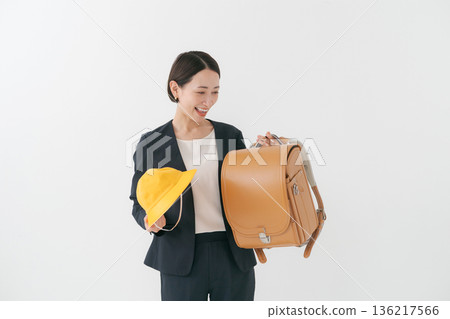 一位微笑的母親手提書包 一位微笑的母親手提書包 136217566