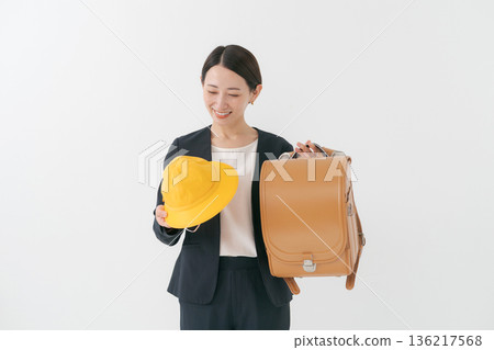一位微笑的母親手提書包 136217568