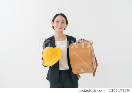 一位微笑的母親手提書包 一位微笑的母親手提書包 136217569