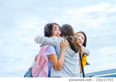 Three women embracing scene ■Filming cooperation: Kansai International Airport (KIX) Three women embracing scene ■Filming cooperation: Kansai International Airport (KIX) 136217703