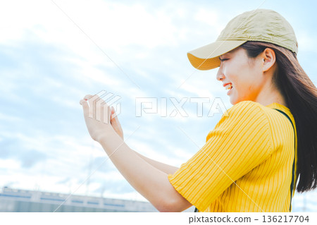 一名女子在戶外拍照。照片由關西國際機場（KIX）提供。 136217704