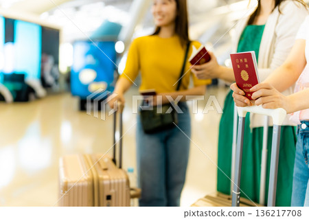 一名女子在機場手持護照。照片由關西國際機場(KIX)提供。 一名女子在機場手持護照。照片由關西國際機場(KIX)提供。 136217708