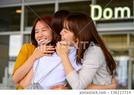 在機場與朋友重聚 ■攝影協助：關西國際機場（KIX） 136217714