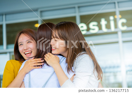 在機場與朋友重聚 ■攝影協助：關西國際機場（KIX） 136217715