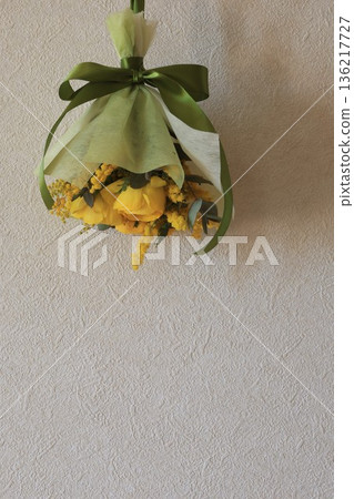 含羞草和毛茛花 136217727