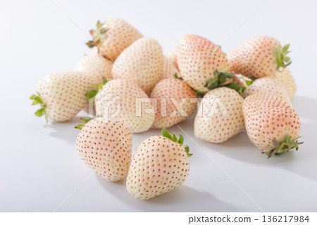 新鮮的白草莓 136217984
