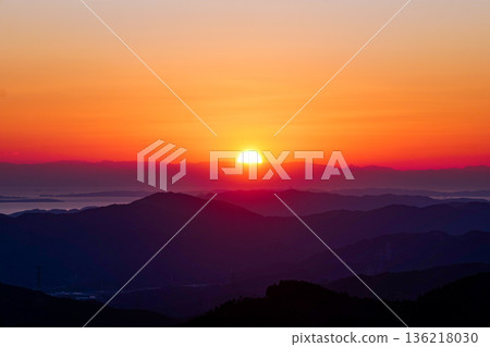 夕陽西下，映照著三河灣和鈴鹿山脈。 136218030