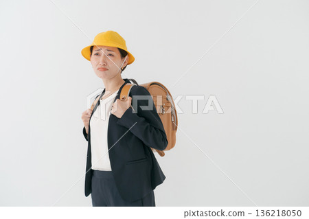 一位背著書包的悲傷成年女性 136218050