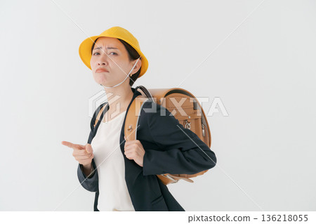 憤怒的成年女性背著書包 136218055