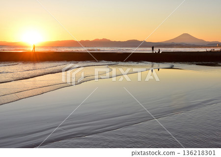 日落時分,一名男子在防波堤上釣魚,遠眺富士山。 日落時分,一名男子在防波堤上釣魚,遠眺富士山。 136218301