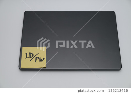 筆記型電腦上貼著一張寫有ID和密碼的便條紙。 136218416