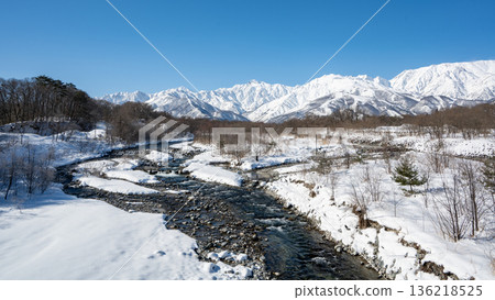 北阿爾卑斯山的雪景和山巒在湛藍的天空下閃閃發光。 北阿爾卑斯山的雪景和山巒在湛藍的天空下閃閃發光。 136218525