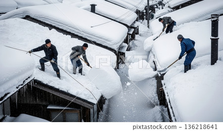 日本大雪地區的屋頂除雪作業 136218641