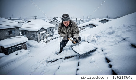 日本大雪地區的屋頂除雪作業 136218643