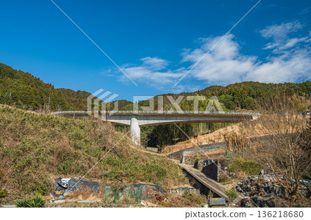 奈良縣飛鳥村上市的梯田和木脇橋 奈良縣飛鳥村上市的梯田和木脇橋 136218680