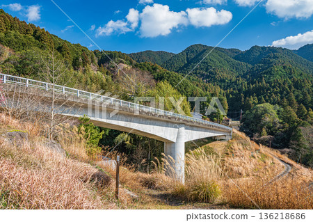 Kitsuwaki Bridge, a bridge spanning the mountainside in the Asuka Murakami area, Nara Prefecture 136218686