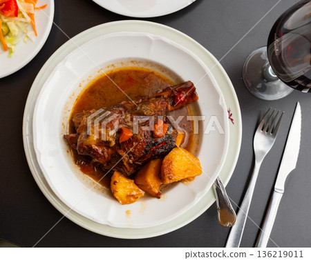 Roasted pork knuckle in red wine 136219011