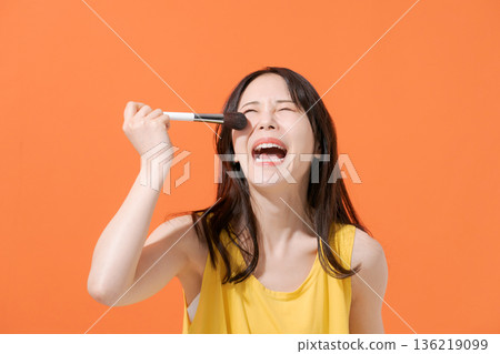 一個女人化妝刷 一個女人化妝刷 136219099