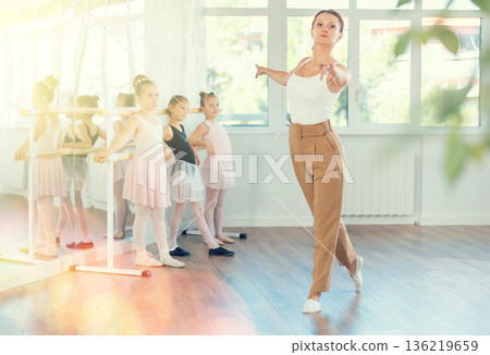 Children visitors to choreographic class, observe rendering of dance elements performances couch Children visitors to choreographic class, observe rendering of dance elements performances couch 136219659