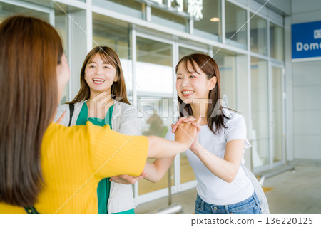 Reuniting with friends at the airport ■Photography cooperation: Kansai International Airport (KIX) 136220125