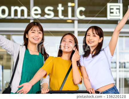 Three happy women at the airport ■Photography cooperation: Kansai International Airport (KIX) 136220128