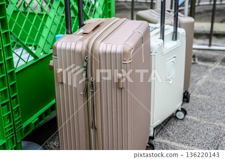 行李箱和綠色容器 行李箱和綠色容器 136220143