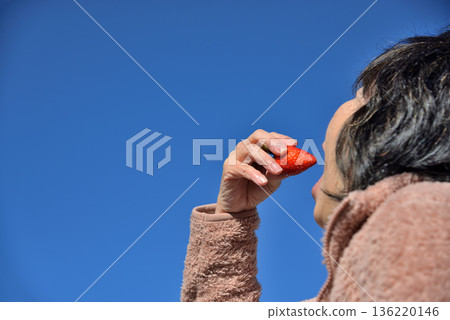 Blue sky and strawberries (Yayoihime strawberries from Saitama Prefecture) 136220146