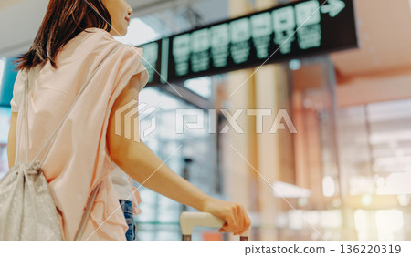 一位女士正在看機場指示牌。照片由關西國際機場(KIX)提供。 一位女士正在看機場指示牌。照片由關西國際機場(KIX)提供。 136220319