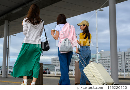 Going to the airport with friends ■Photography cooperation: Kansai International Airport (KIX) Going to the airport with friends ■Photography cooperation: Kansai International Airport (KIX) 136220320