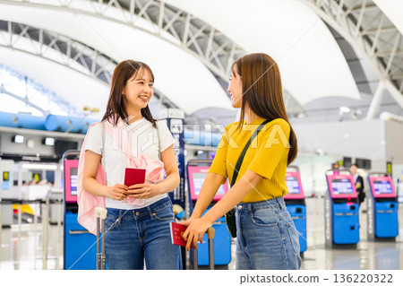 兩名女子在機場交談。照片由關西國際機場(KIX)提供。 兩名女子在機場交談。照片由關西國際機場(KIX)提供。 136220322