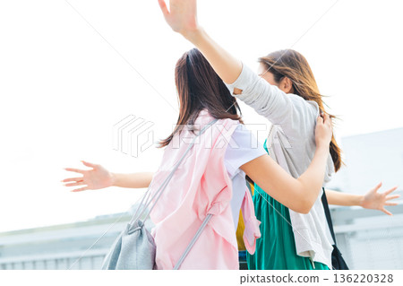 Reunion hug with friends ■Photography cooperation: Kansai International Airport (KIX) Reunion hug with friends ■Photography cooperation: Kansai International Airport (KIX) 136220328
