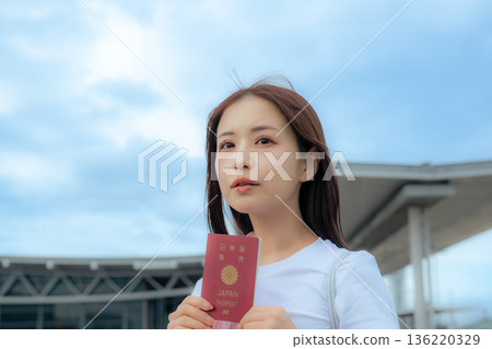 手持護照的女子 ■攝影協助：關西國際機場（KIX） 136220329