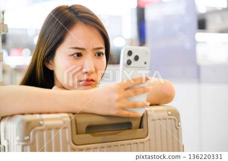 Travelers having trouble operating their smartphones ■Photography provided by: Kansai International Airport (KIX) 136220331