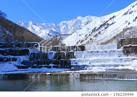 冬天的白馬：從源太郎堤防看到的五龍山 136220494