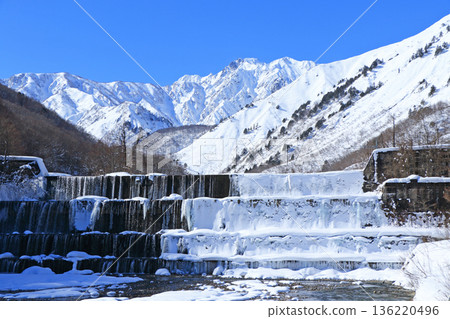 冬天的白馬：從源太郎堤防看到的五龍山 136220496