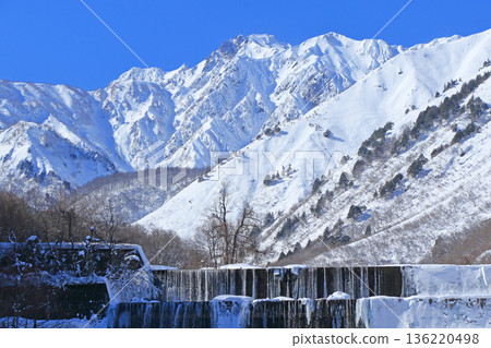 冬天的白馬：從源太郎堤防看到的五龍山 136220498