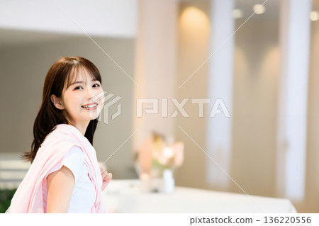 機場裡一位面帶微笑的女士 ■攝影合作：關西國際機場（KIX） 136220556