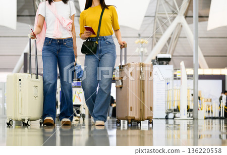 Two women traveling at the airport ■Photography cooperation: Kansai International Airport (KIX) 136220558