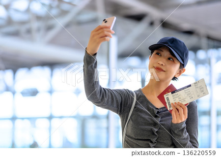 一名女子在機場自拍。照片由關西國際機場（KIX）提供。 136220559