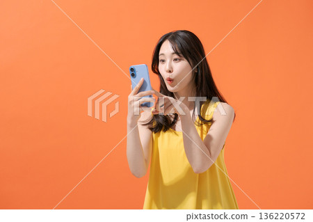 拿著智能手機的微笑的婦女 136220572