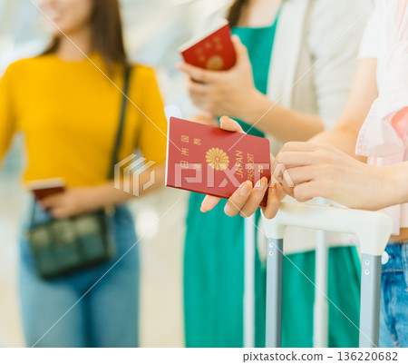 Checking the passports of the female group ■Filming cooperation: Kansai International Airport (KIX) 136220682
