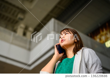 一位女士在機場打電話。照片由關西國際機場（KIX）提供。 136220686