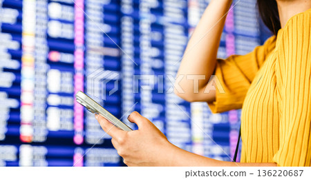 一名女子在機場查詢資料。照片由關西國際機場（KIX）提供。 136220687