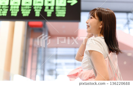 一名女子正在查看機場資訊顯示器。照片由關西國際機場（KIX）提供。 136220688