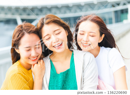 與朋友在戶外微笑合照 ■照片由關西國際機場(KIX)提供 與朋友在戶外微笑合照 ■照片由關西國際機場(KIX)提供 136220690